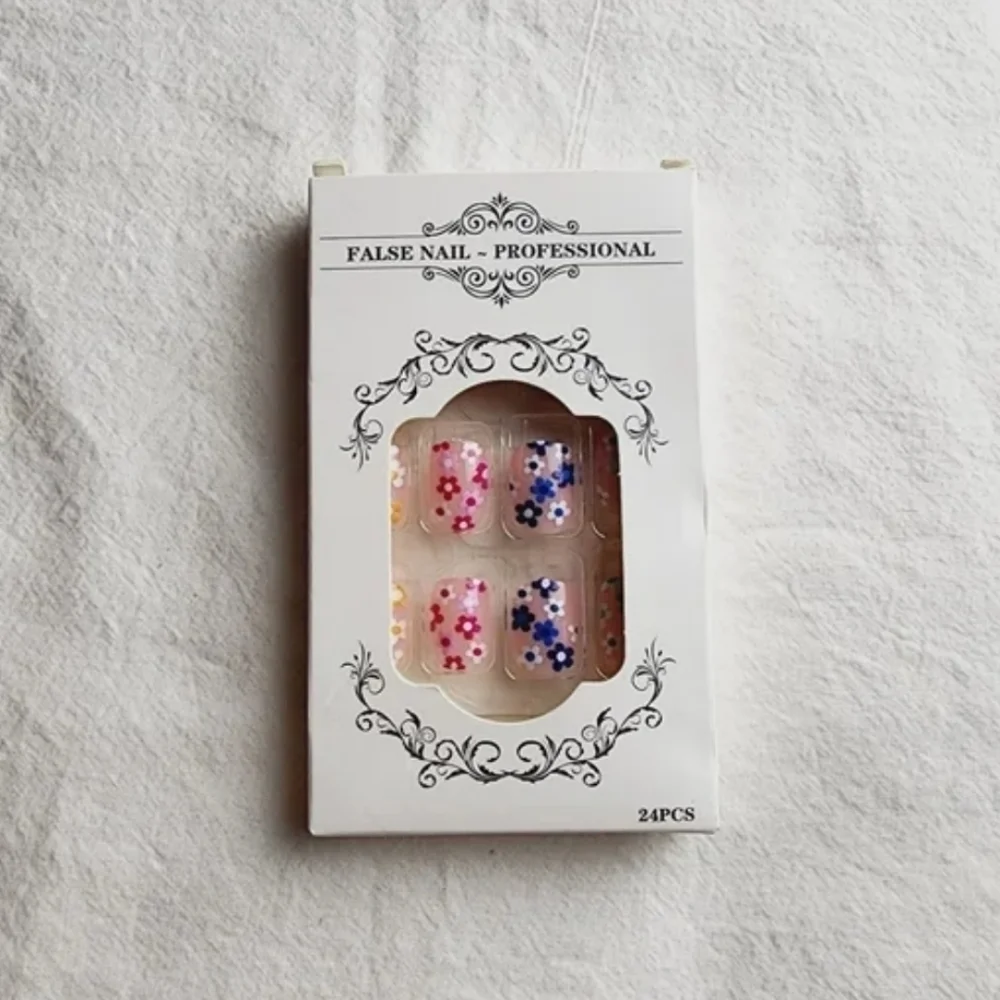 24 Pieces Fake press on nails